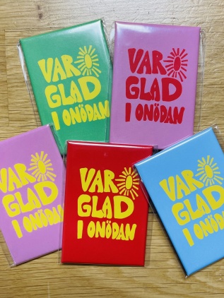 1 st kylskåpsmagnet- glad i onödan 