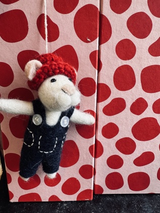 Julgranshänge tovat ulldjur - mus i snickarbyxor 