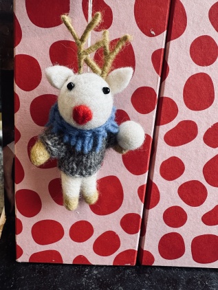 Julgranshänge tovat ulldjur - ren med blå halsduk 