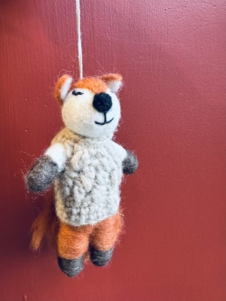 Julgranshänge tovat ulldjur - räv i stickad tröja 