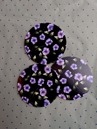 1 st glasunderlägg - svart med lila pensé 