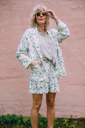 Linneshorts med blommor