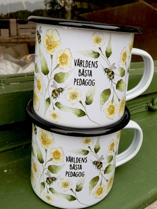 Emaljmugg - pedagog med gula blommor 