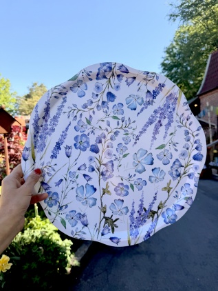Rund träbricka med volang 38 cm - blå blommor 