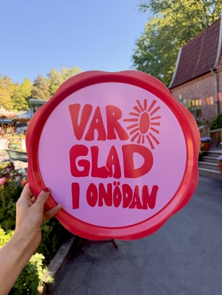 Rund träbricka 38 cm- var glad i onödan röd/rosa