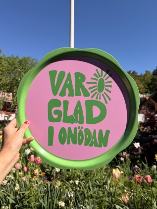 Rund träbricka 38 cm - var glad i onödan grön/rosa