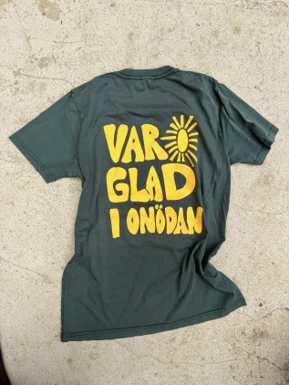 Ekologisk skogsgrön T- shirt - var glad i onödan 