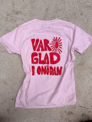 Ekologisk rosa T-shirt - var glad i onödan