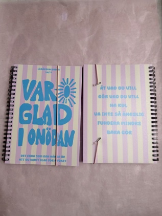Kalender läsår 26/27 A5 - var glad i onödan 