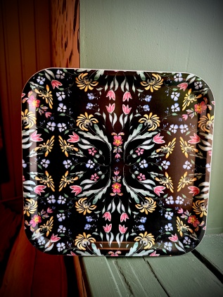 Fyrkantig svart träbricka