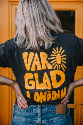 Ekologisk t shirt - glad i onödan svart med gul text