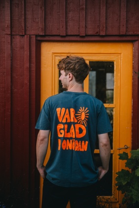 Ekologisk blå T-shirt - var glad i onödan 