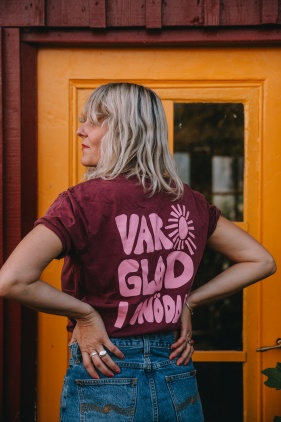 Ekologisk T-shirt vinröd - var glad i onödan 