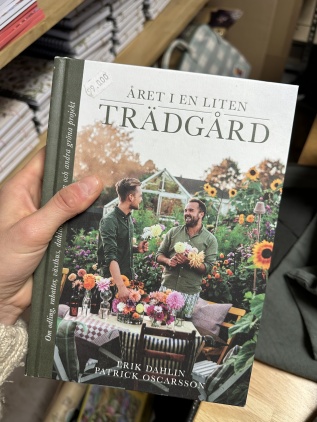 Andrasortering året i en liten trädgård