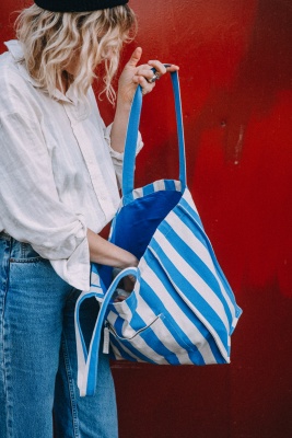 En ekologisk fodrad tygväska med ficka, blårandig