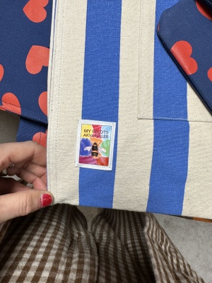 En ekologisk fodrad tygväska med ficka, blårandig