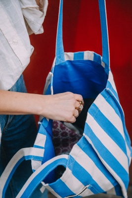 En ekologisk fodrad tygväska med ficka, blårandig