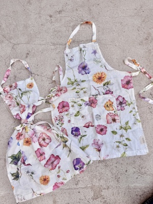 Blommigt linneförkläde