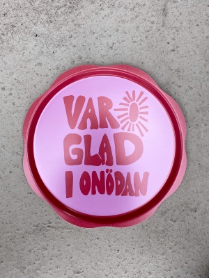 Rund träbricka 38 cm- var glad i onödan röd/rosa