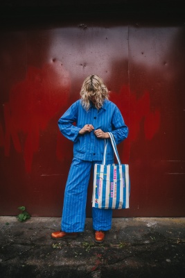 Ekologisk fodrat tygväska med ficka -blårandig med texter 