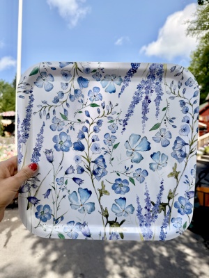 Träbricka 32* 32 cm - blå blommor 