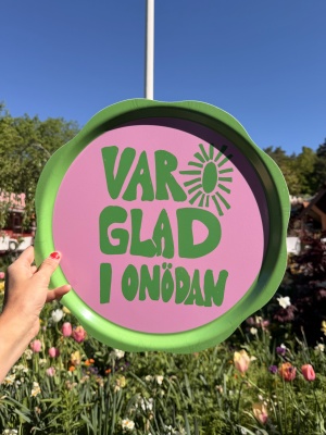 Rund träbricka 38 cm - var glad i onödan grön/rosa