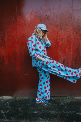 Blå pyjamas med röda hjärtan