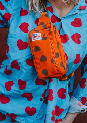 Ekologisk midjeväska - orange med bruna hjärtan 