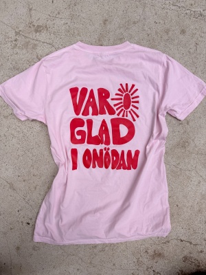 Ekologisk rosa T-shirt - var glad i onödan