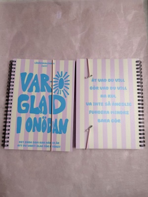 Kalender läsår 26/27 A5 - var glad i onödan 