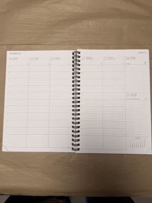 Kalender läsår 26/27 A5 - var glad i onödan 