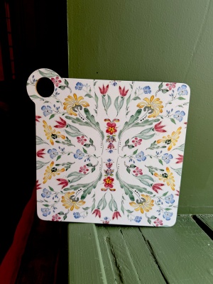 Grytunderlägg i trä - kurbits vit 