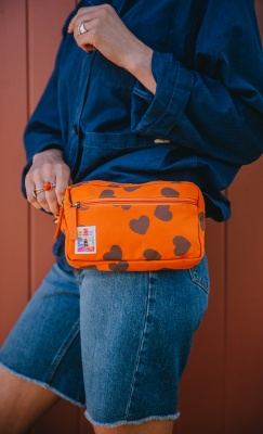 Ekologisk midjeväska - orange med bruna hjärtan 