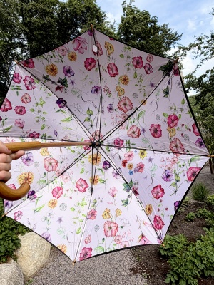 Blommigt paraply med trähandtag (svart utsida) 