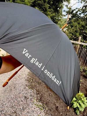 Blommigt paraply med trähandtag (svart utsida) 