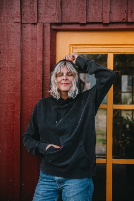 Ekologisk stentvättad hoddie - svart