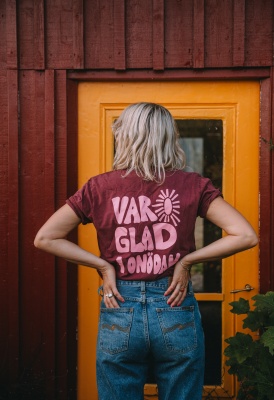 Ekologisk T-shirt vinröd - var glad i onödan 