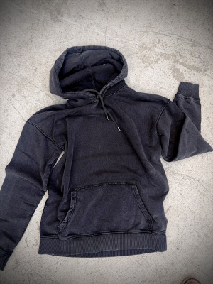 Svart stentvättad hoddie